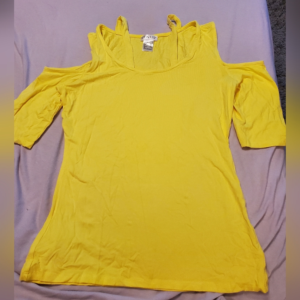 Cold shoulder tee
